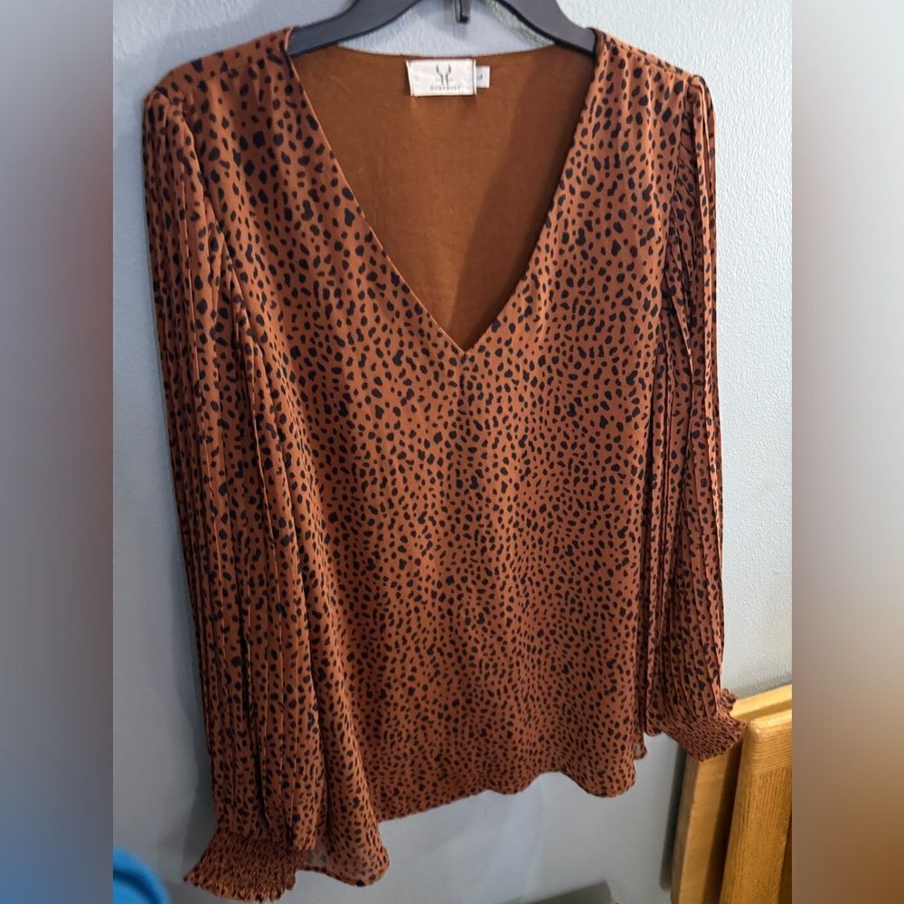 Woven V-Neck Long Sleeve Blouse in Rust Leopard